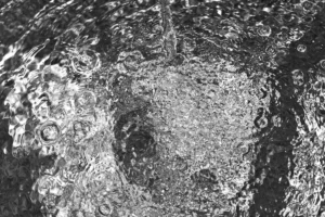 a black and white photo of a water fountain