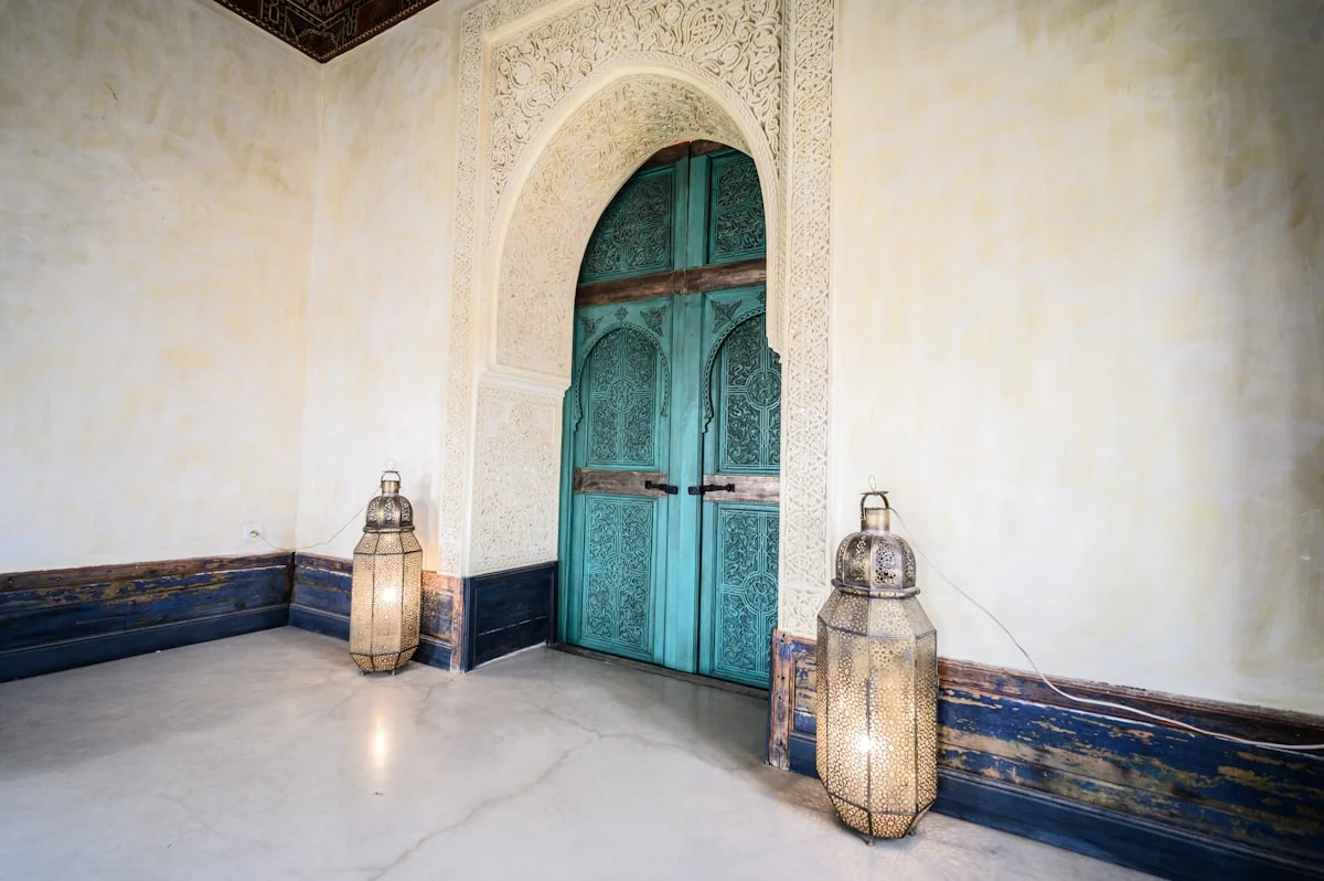 ELLA DON on the streets of Marroco 2022 Ella Don was captivated by the beauty of Marrakech from the moment she arrived. The vibrant colors of the city's buildings and the intricate details of its architecture left her in awe. She found the old but unique style of Marrakech to be unlike anything she had ever seen before.