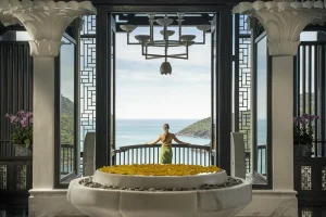 Once honoured by the World Travel Awards as one of Asia’s leading luxury resorts, the InterContinental Danang Sun Peninsula Resort captivates guests with its stunning natural beauty reminiscent of a tropical paradise on the Son Tra Peninsula and unique architectural spaces that offer countless perfect “check-in” spots. One such spot is the lounge balcony on the resort’s Heaven floor.